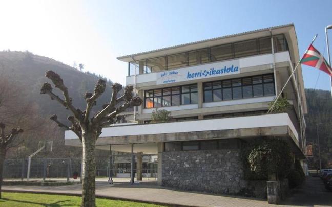 “Etorri euskarara!” acercará el euskera a las familias en los escuelas como Zubi Zahar Herri Eskola, en Ondarroa.