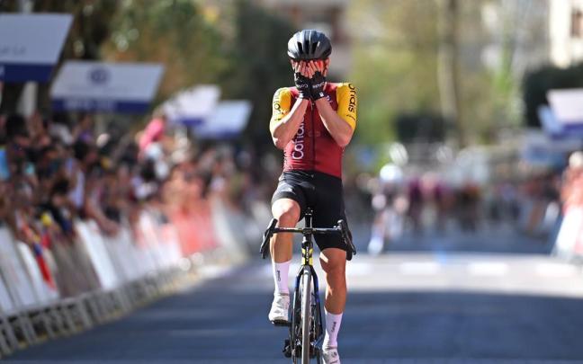 Ion Izagirre, emocionado, logra su tercera victoria en el G. P. Miguel Indurain