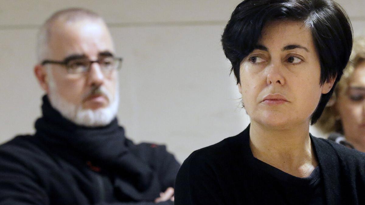 la abogada Rosario Porto (d) y el periodista Alfonso Basterra (i) en una de las sesiones del juicio por la muerte de su hija Asunta Basterra.