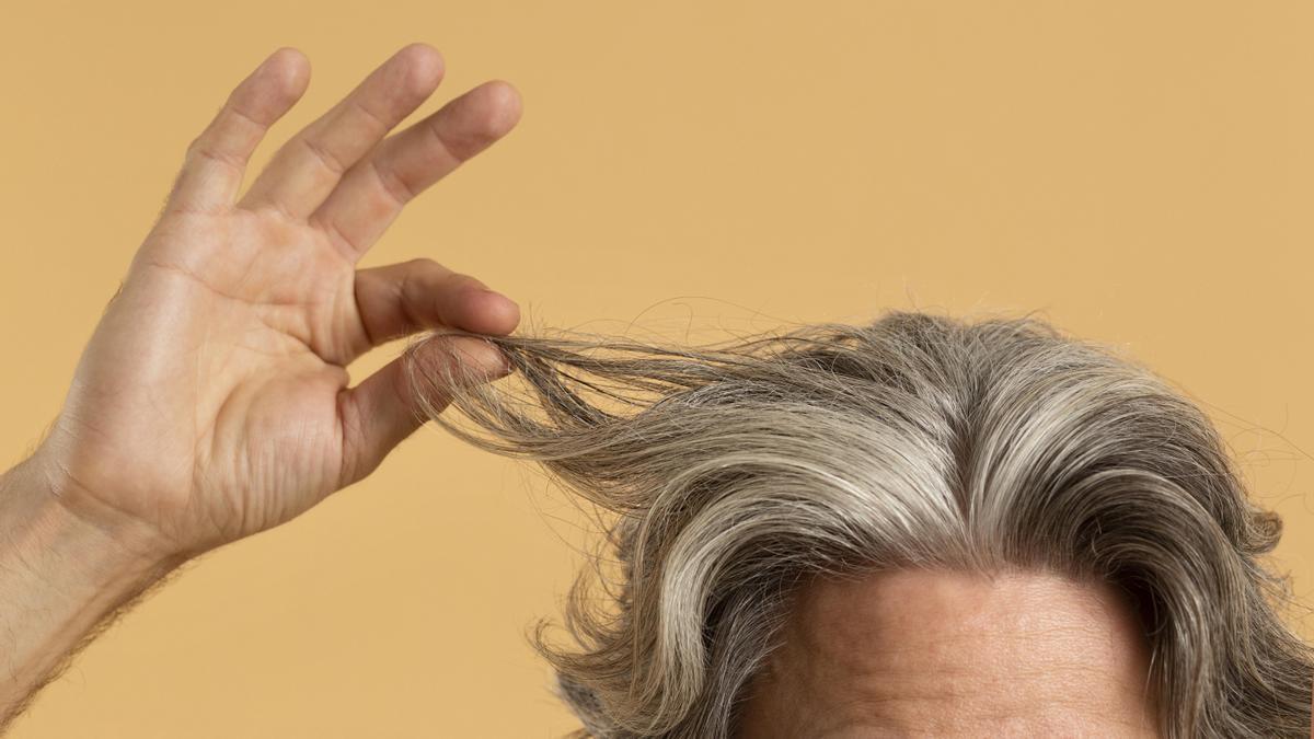 ¿Arrancar las canas hace que salgan más?