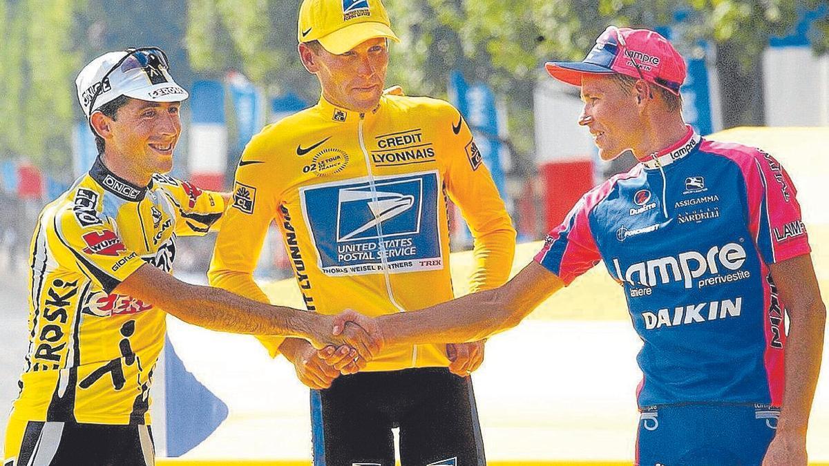 Beloki, segundo en el Tour de 2002, estrecha la mano a Rumsas ante la mirada de Armstrong