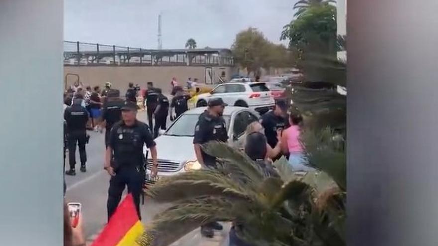 Ataque a un vehículo durante las protestas contra la ONG navarra Negu Gorriak