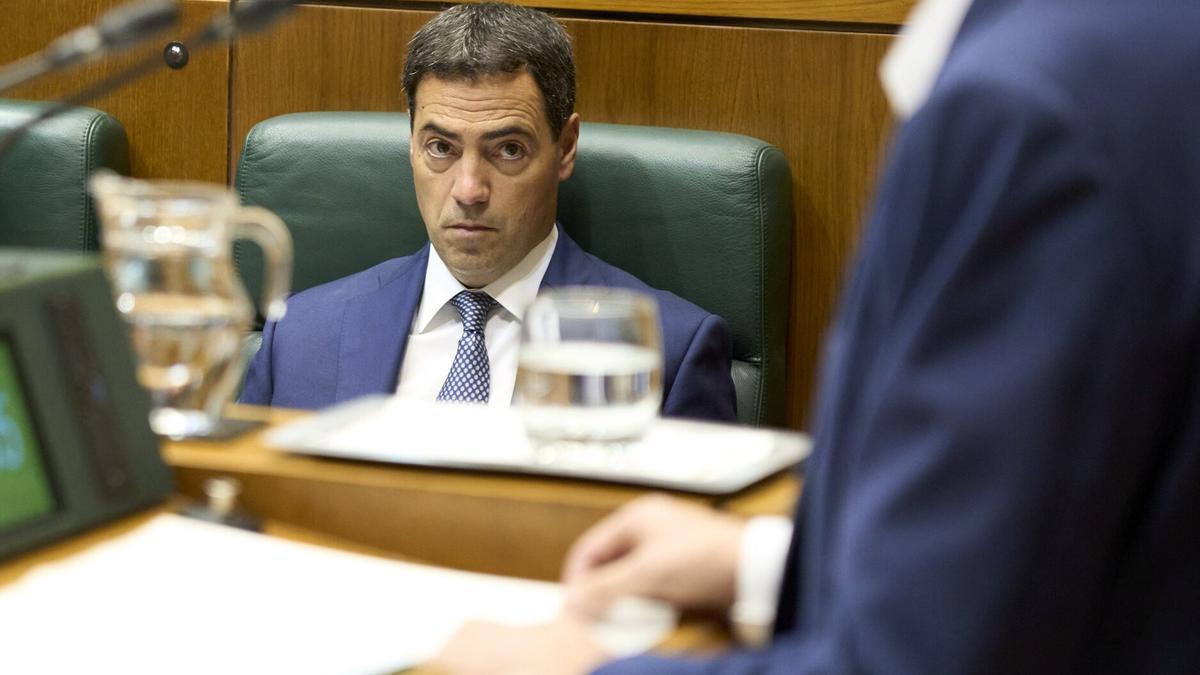 El lehendakari Imanol Pradales durante un pleno del Parlamento Vasco monográfico.