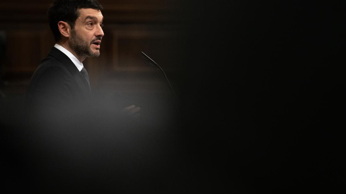 El ministro de Consumo, Pablo Bustinduy, durante una sesión plenaria en el Congreso.