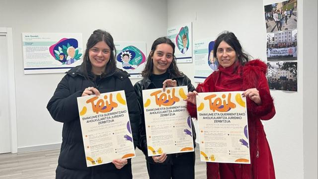 La edil Ainhoa Sánchez, y las técnicas Malena González e Izaro Aizpurua en la presentación del nuevo servicio.