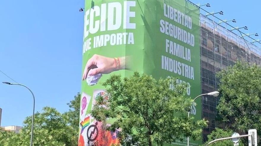 Estado en el que ha quedado el cartel de Vox tras la acción de Futuro Vegetal.
