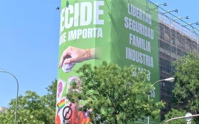 Estado en el que ha quedado el cartel de Vox tras la acción de Futuro Vegetal.