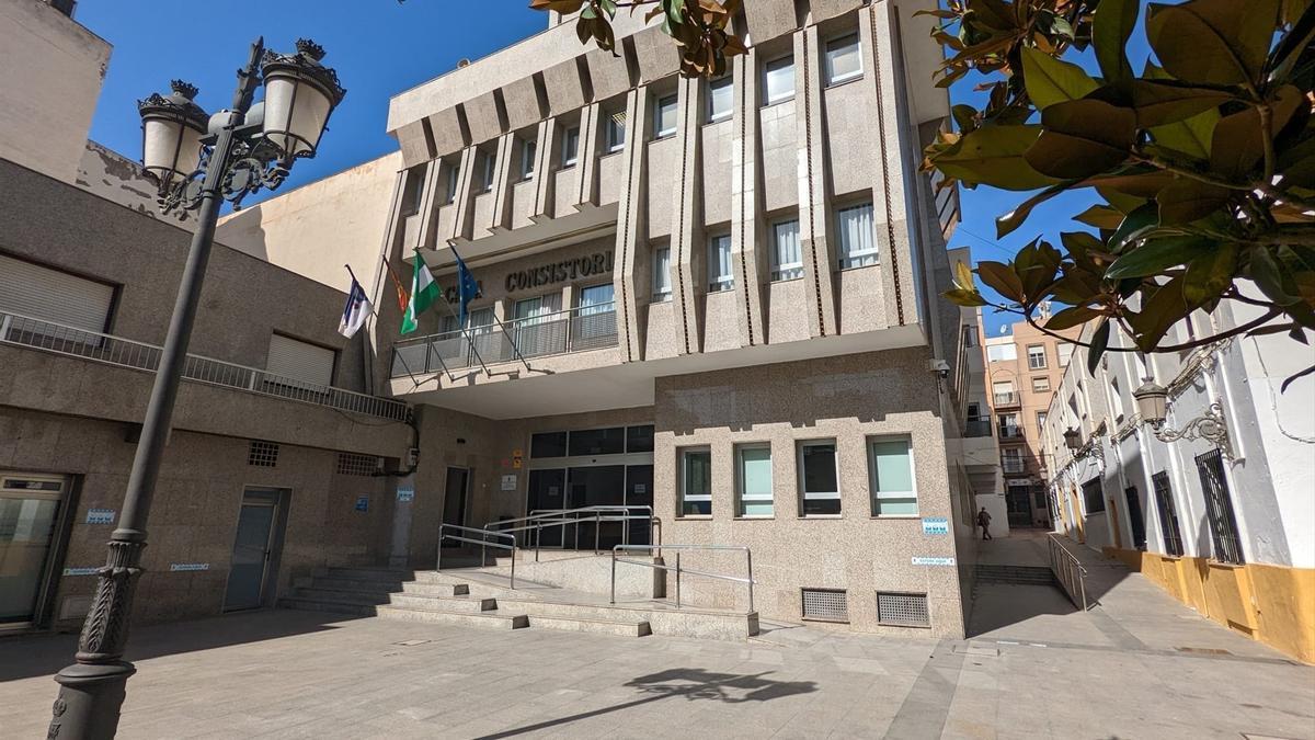 Fachada del Ayuntamiento de Roquetas de Mar (Almería).