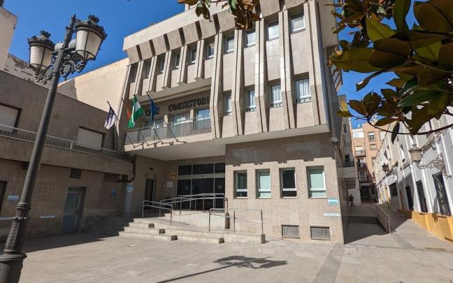 Fachada del Ayuntamiento de Roquetas de Mar (Almería).