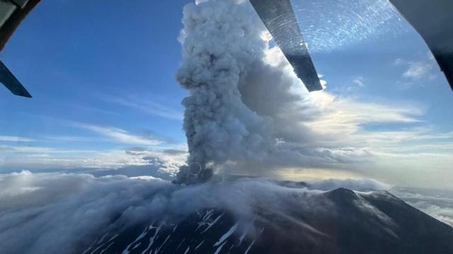 El volcán Krasheninnikov, ubicado en la península rusa de Kamchatka, en erupción tras permanecer cientos de años inactivo.
