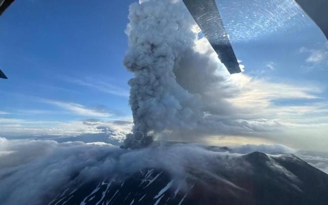 El volcán Krasheninnikov, ubicado en la península rusa de Kamchatka, en erupción tras permanecer cientos de años inactivo.