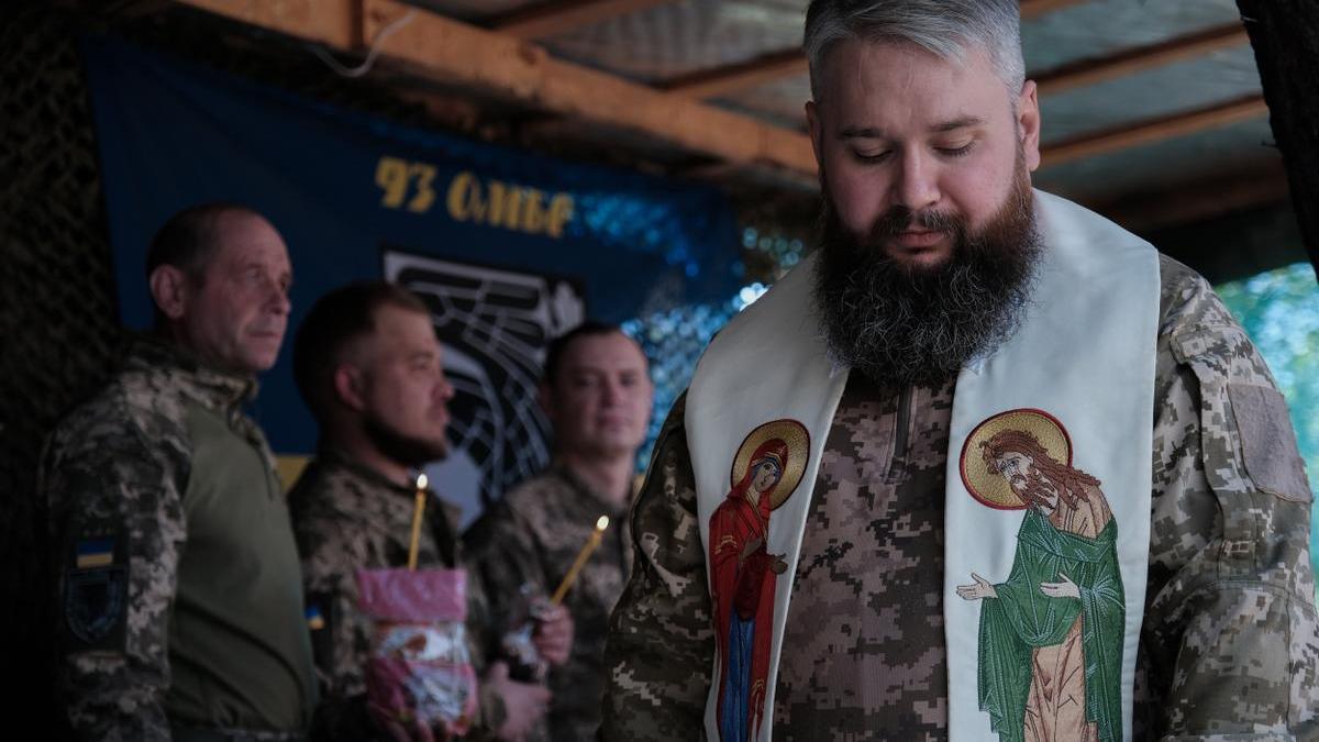 Un militar ucraniano oficia una misa el domingo de Pascua en Donetsk.