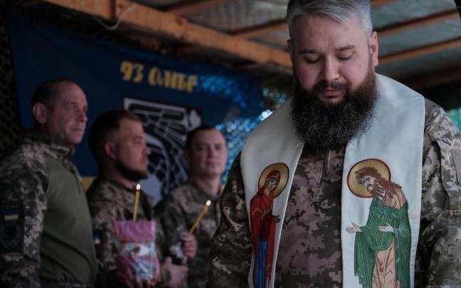 Un militar ucraniano oficia una misa el domingo de Pascua en Donetsk. / EFE Un militar ucraniano oficia una misa el domingo de Pascua en Donetsk.