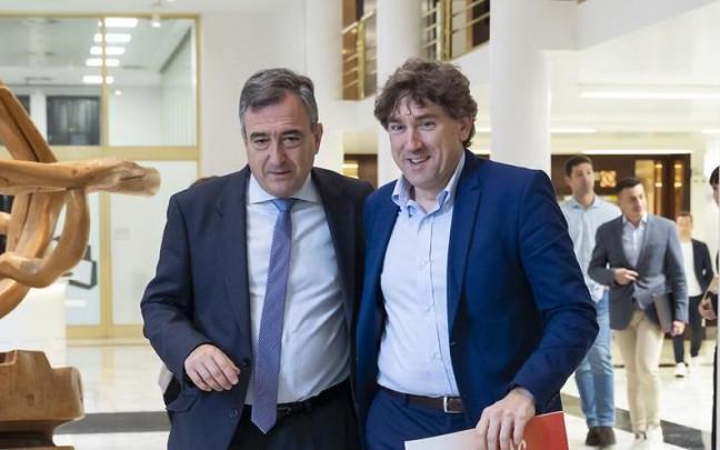 El presidente del EBB del PNV, Aitor Esteban, con el secretario general del PSE, Eneko Andueza, en una anterior reunión