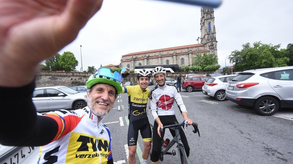 Igor Antón posa con dos aficionados tras completar la etapa inaugural.