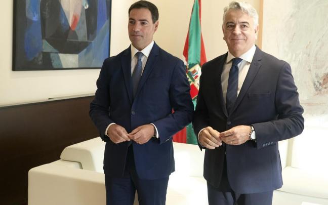 El lehendakari, Imanol Pradales, con el presidente del PP de la CAV, Javier de Andrés
