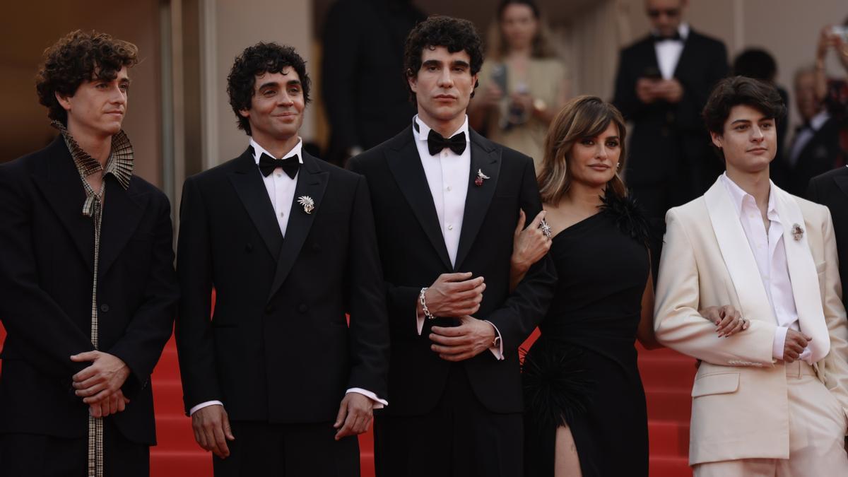 El equipo de 'La Bola Negra', en Cannes.