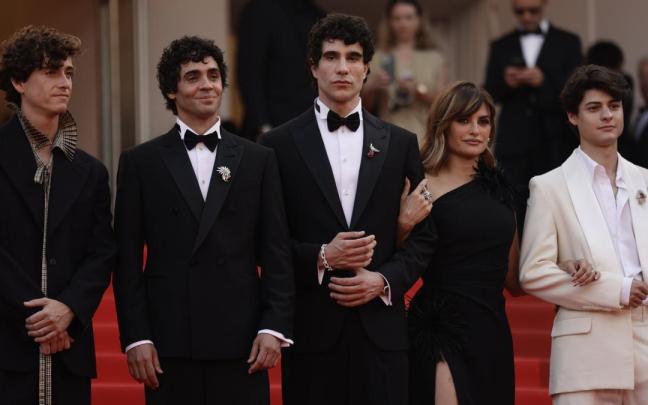 El equipo de 'La Bola Negra', en Cannes.