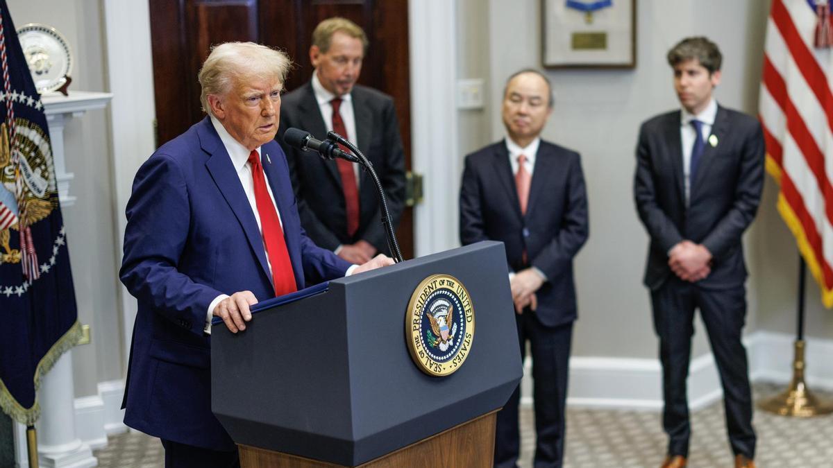 Trump interviene ante la prensa ante Larry Ellison, CEO de Oracle, Masayoshi Son, de SoftBank, y Sam Altman, de OpenAI.