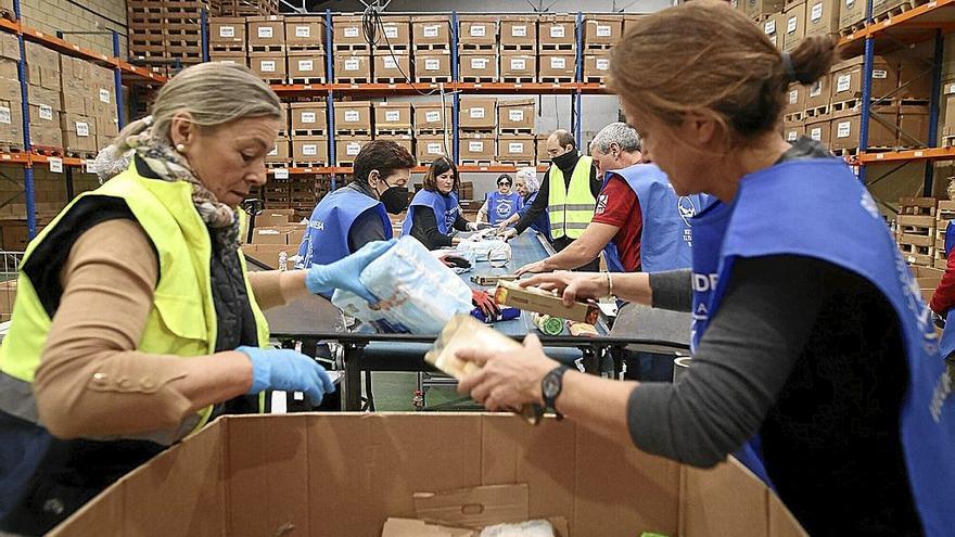Voluntarios trabajan en un banco de alimentos.