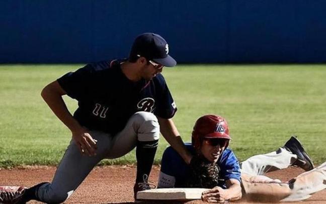 Partido de béisbol. Partido de béisbol.