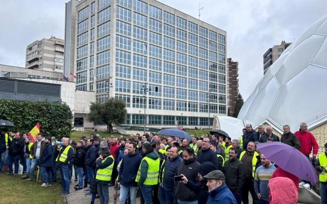 Unos 150 agricultores se concentraron ante la Delegación del Gobierno en Castilla y León al grito de "¡A por los Goya!". / EP Unos 150 agricultores se concentraron ante la Delegación del Gobierno en Castilla y León al grito de "¡A por los Goya!".