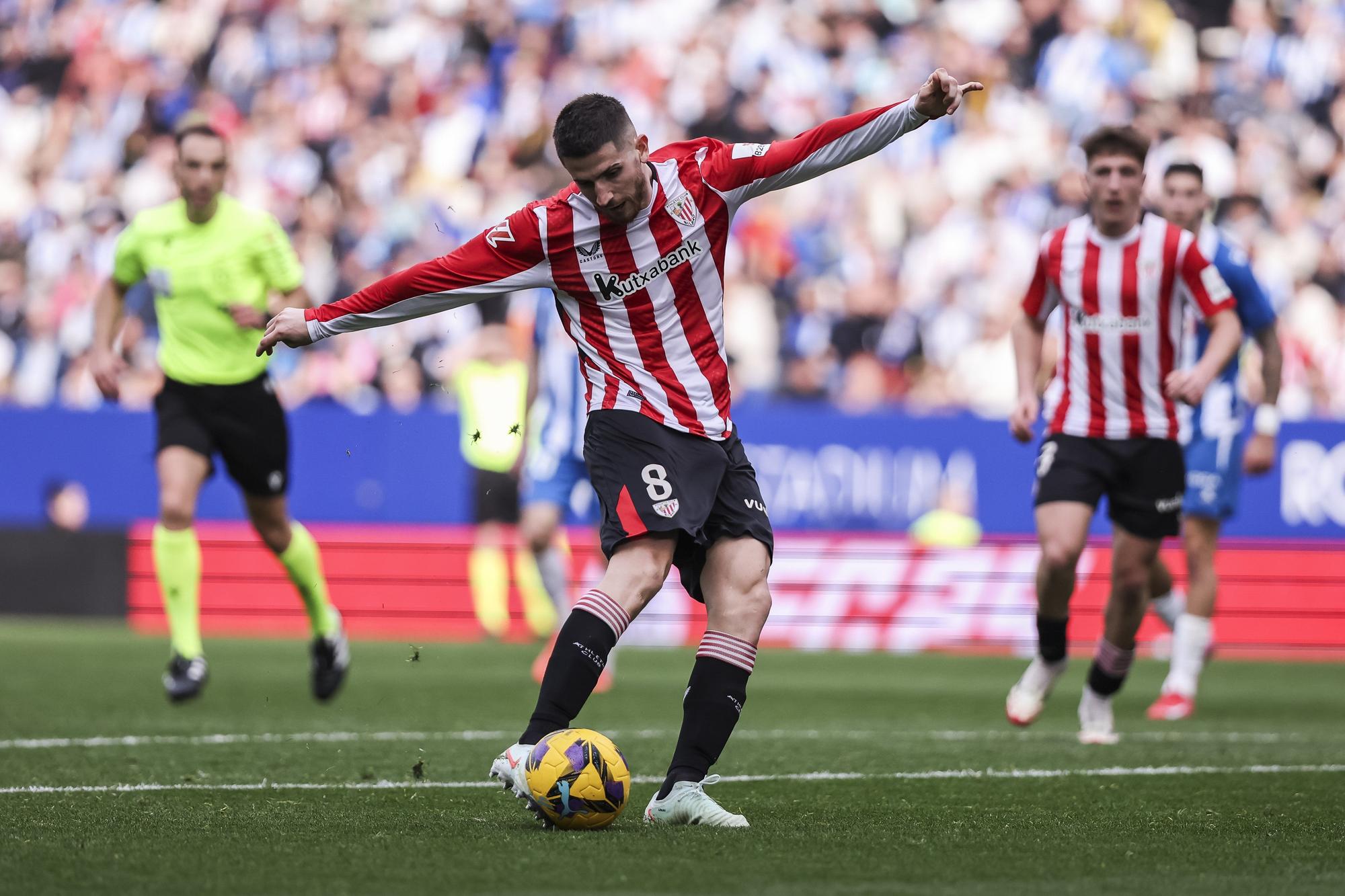 Oihan Sancet en el disparo previo al córner que supuso su gol contra el RCD Espanyol. / EP