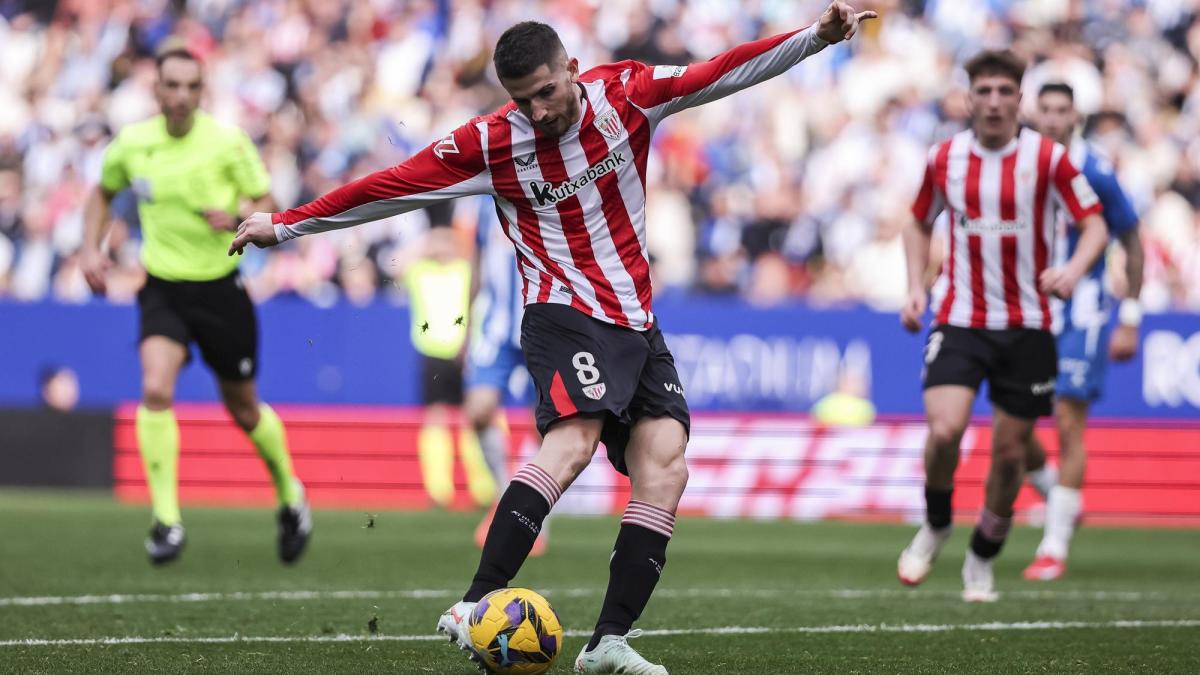 Oihan Sancet en el disparo previo al córner que supuso su gol contra el RCD Espanyol. / EP