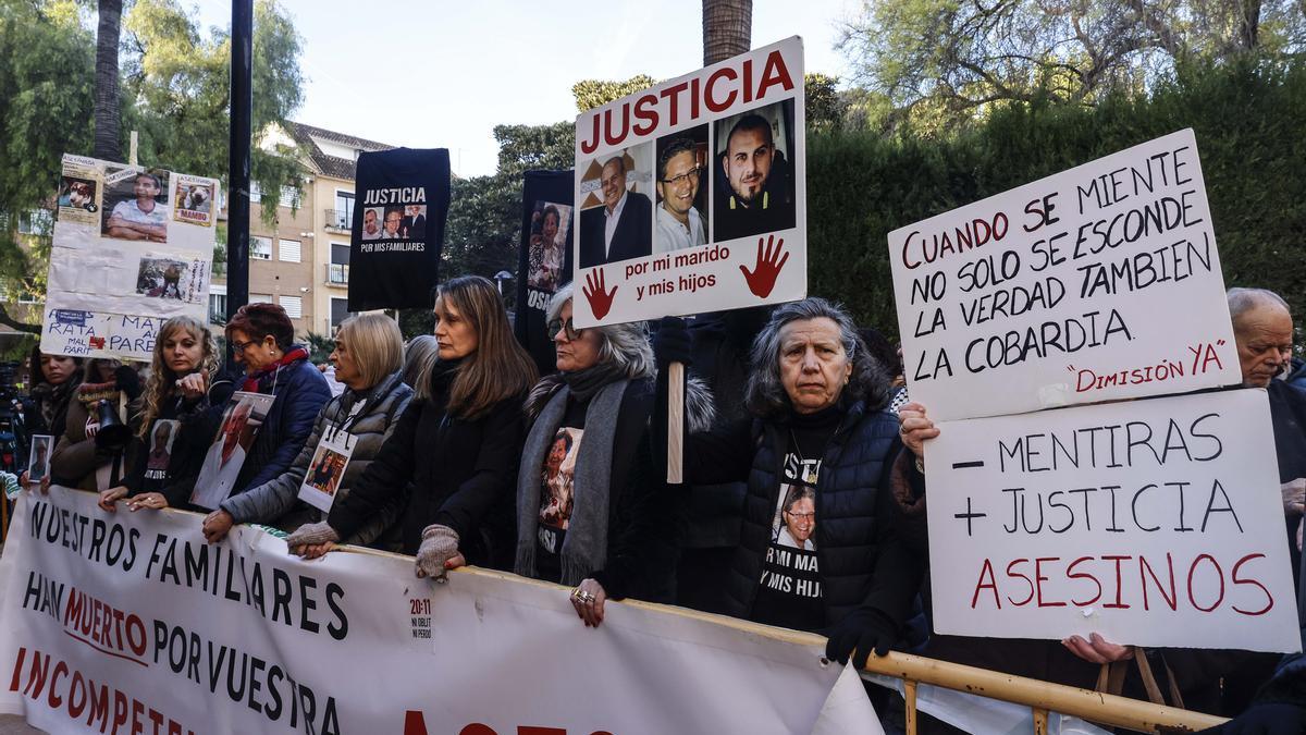 Varias personas durante una concentración, frente a los juzgados de Catarroja.