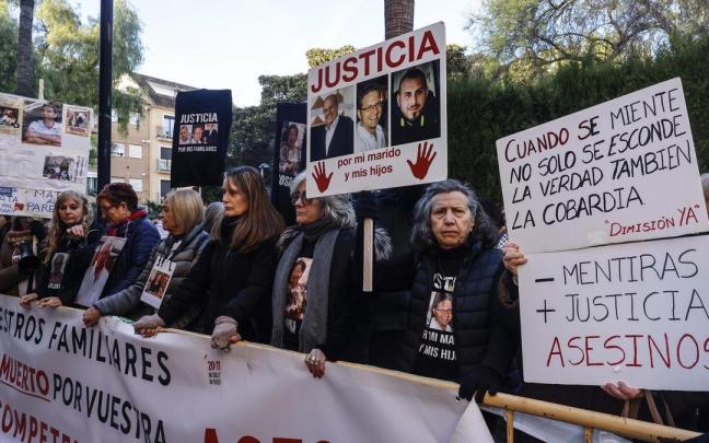 Varias personas durante una concentración, frente a los juzgados de Catarroja.
