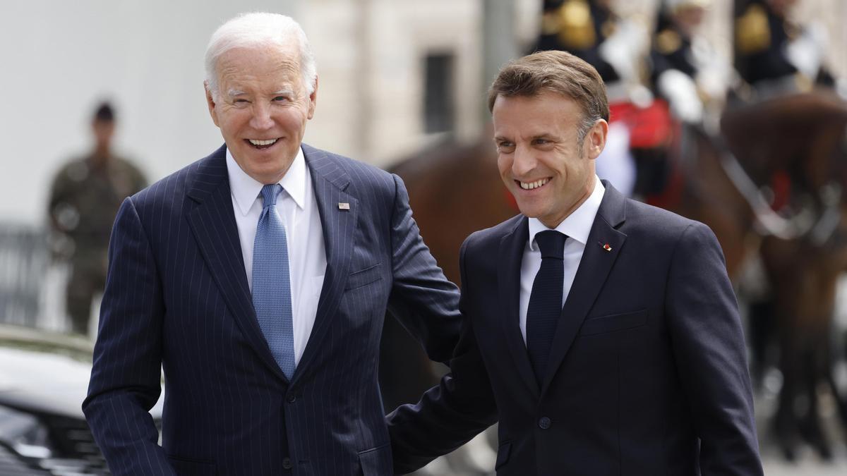 Biden junto a Macron en el Arco de Triunfo de París.