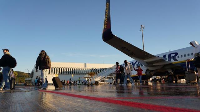 Pasajeros junto a un avión en el aeropuerto de Castellón.
