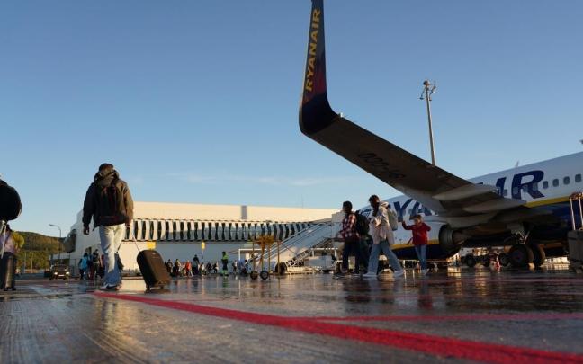 Pasajeros junto a un avión en el aeropuerto de Castellón.