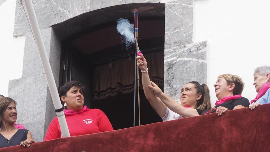 Las comisiones de fiestas fueron las encargadas de prender la mecha del chupinazo el mediodía del 30 de julio.