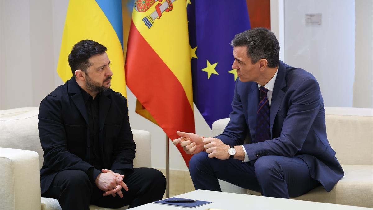 El presidente del Gobierno, Pedro Sánchez (d), recibe al presidente de Ucrania, Volodímir Zelenski (i).