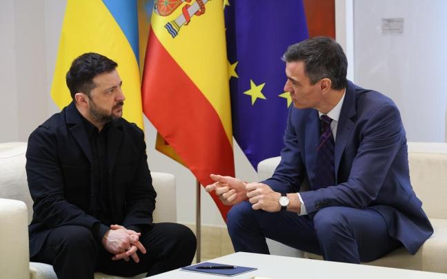El presidente del Gobierno, Pedro Sánchez (d), recibe al presidente de Ucrania, Volodímir Zelenski (i).
