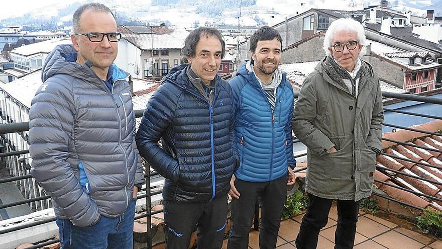 Miembros de la comisión encargada de elegir el proyecto ganador tras la presentación. | FOTO: A.Z.