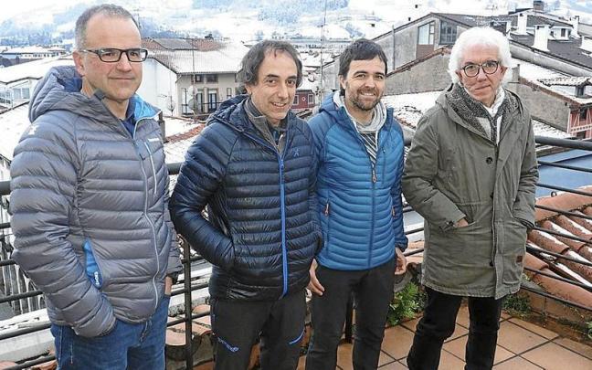 Miembros de la comisi&oacute;n encargada de elegir el proyecto ganador tras la presentaci&oacute;n. | FOTO: A.Z.