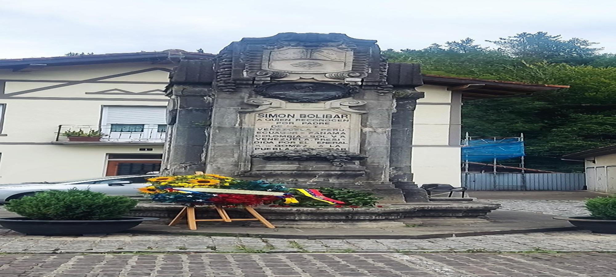 Monolito de Simón Bolívar en la plaza de Ziortza-Bolibar