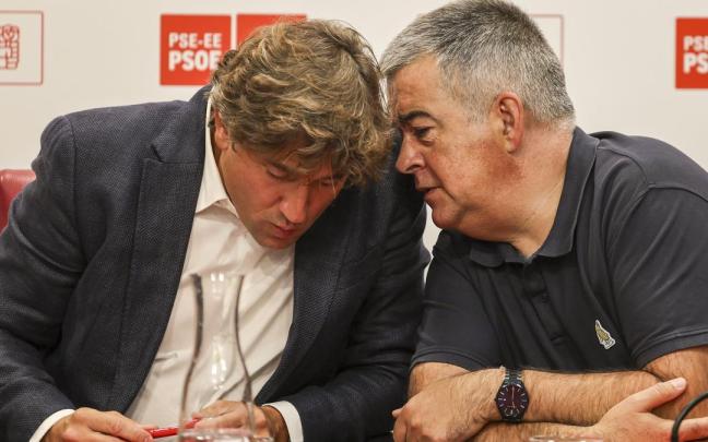 El secretario general del PSE, Eneko Andueza, con el secretario de Organización, Miguel Ángel Morales
