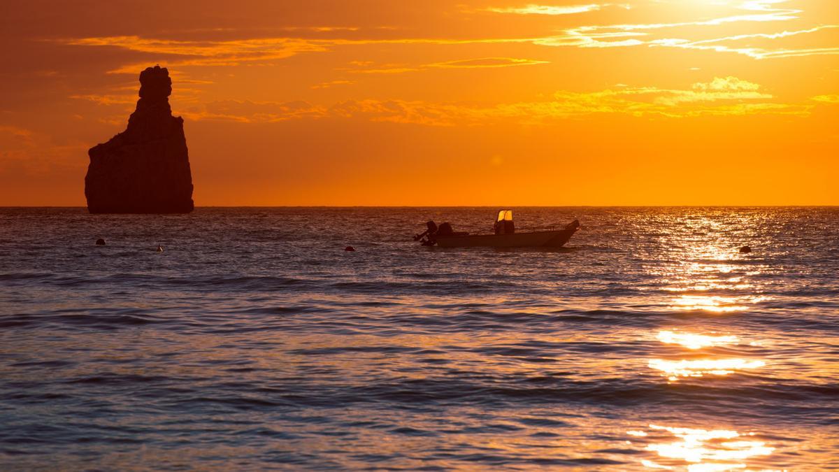 Puesta de sol en cala Benirrás sobre el islote Bernat.