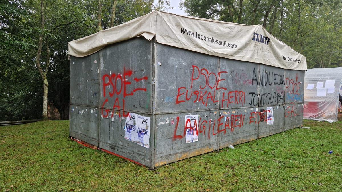 Vista de la txosna tras el ataque del que ha sido objeto esta pasada madrugada.