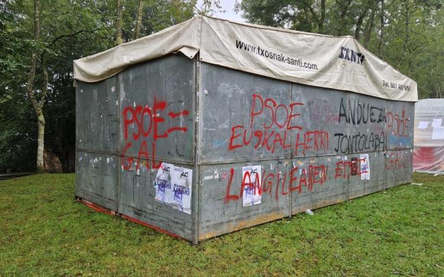 Vista de la txosna tras el ataque del que ha sido objeto esta pasada madrugada.