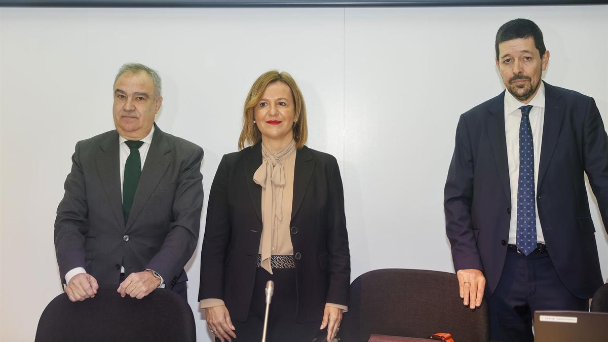 La presidenta de Confebak, Tamara Yagüe, (c) junto a miembros de la junta Eduardo Aréchaga (i) y Pablo Martín, (d).