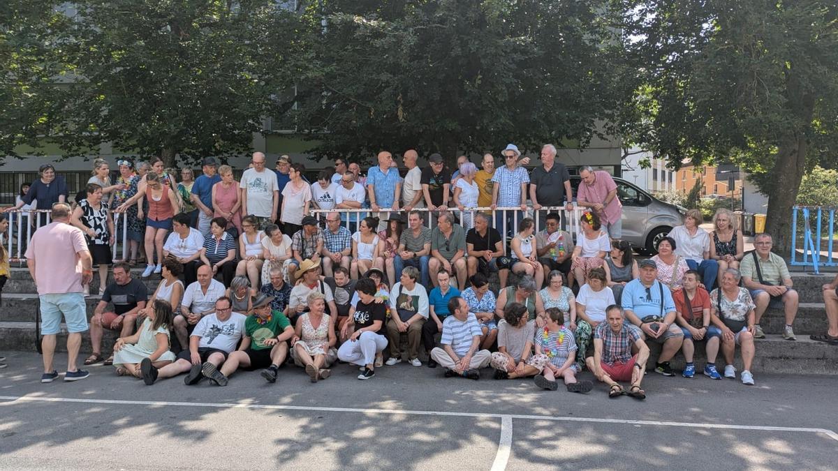 Foto de familia de la jornada festiva de Atzegi Eguna celebrada en Eskoriatza.