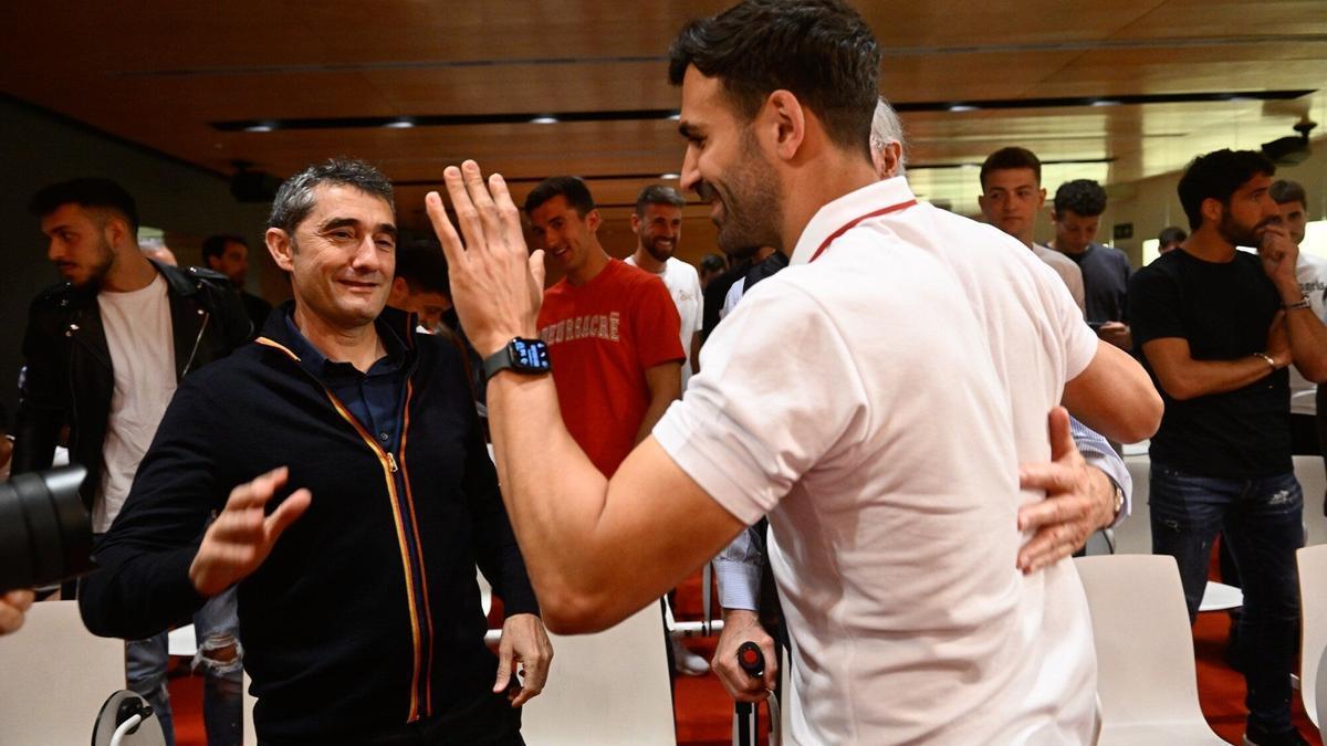 Valverde saluda a Balenziaga en el rueda de prensa de ayer