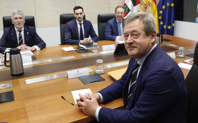 El consejero de Seguridad, Bingen Zupiri, y el ministro de Interior, Fernando Grande-Marlaska, en la Junta de Seguridad / Efe El consejero de Seguridad, Bingen Zupiri, y el ministro de Interior, Fernando Grande-Marlaska, en la Junta de Seguridad