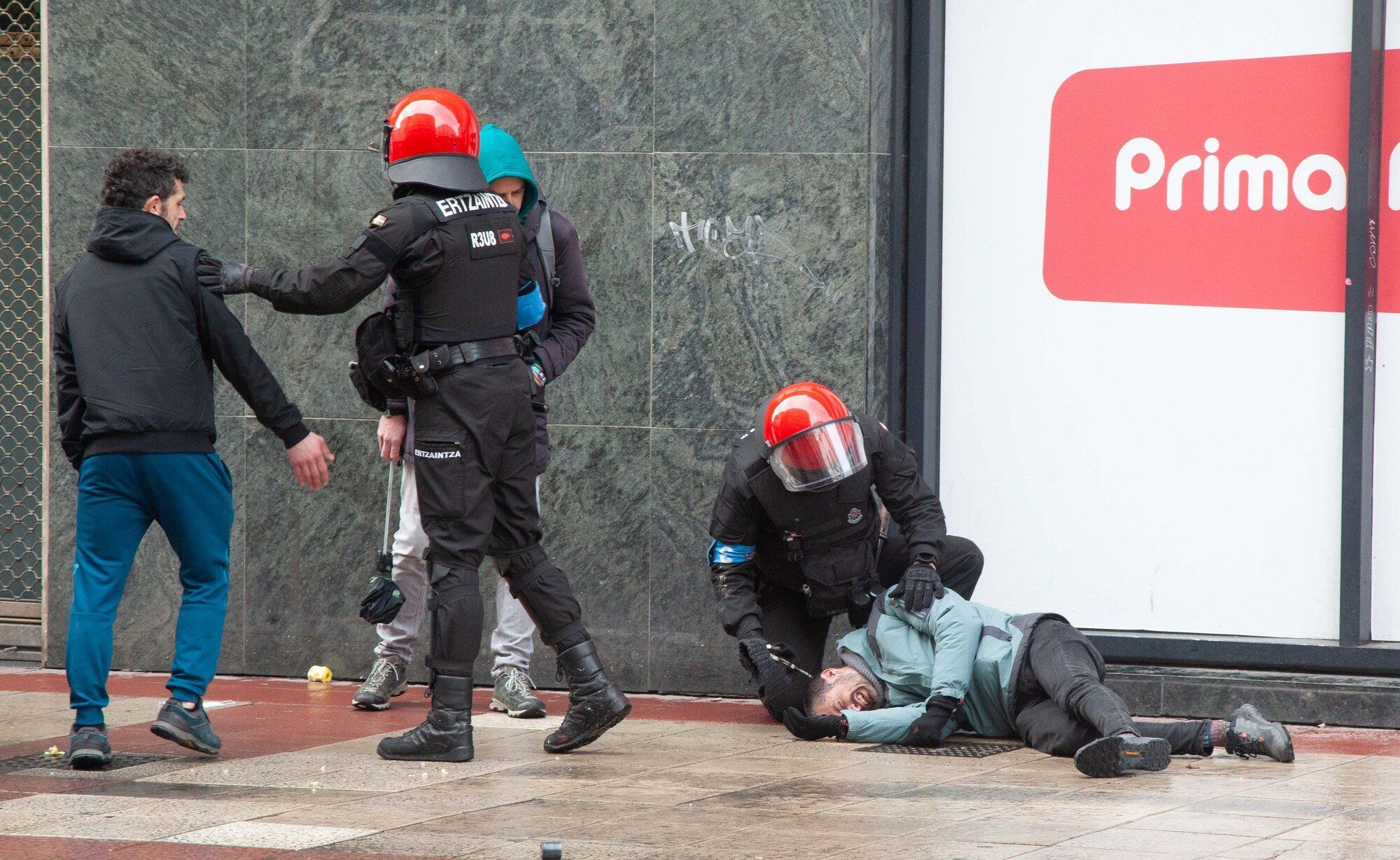 En imágenes: Cargas de la Ertzaintza en la manifestación del 3 de Marzo en Vitoria