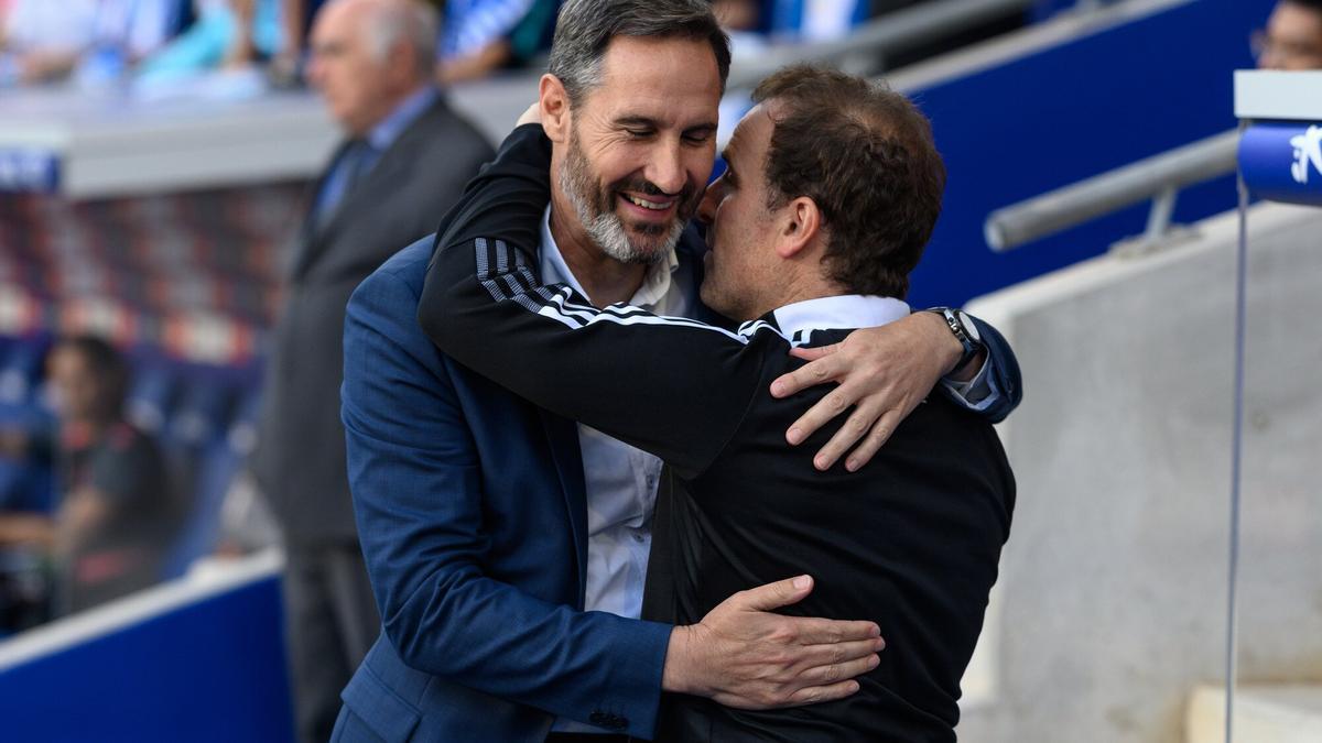 Vicente Moreno, nuevo técnico rojillo, se saluda en la imagen con Jagoba Arrasate durante el partido entre Espanyol y Osasuna jugado en mayo de 2022