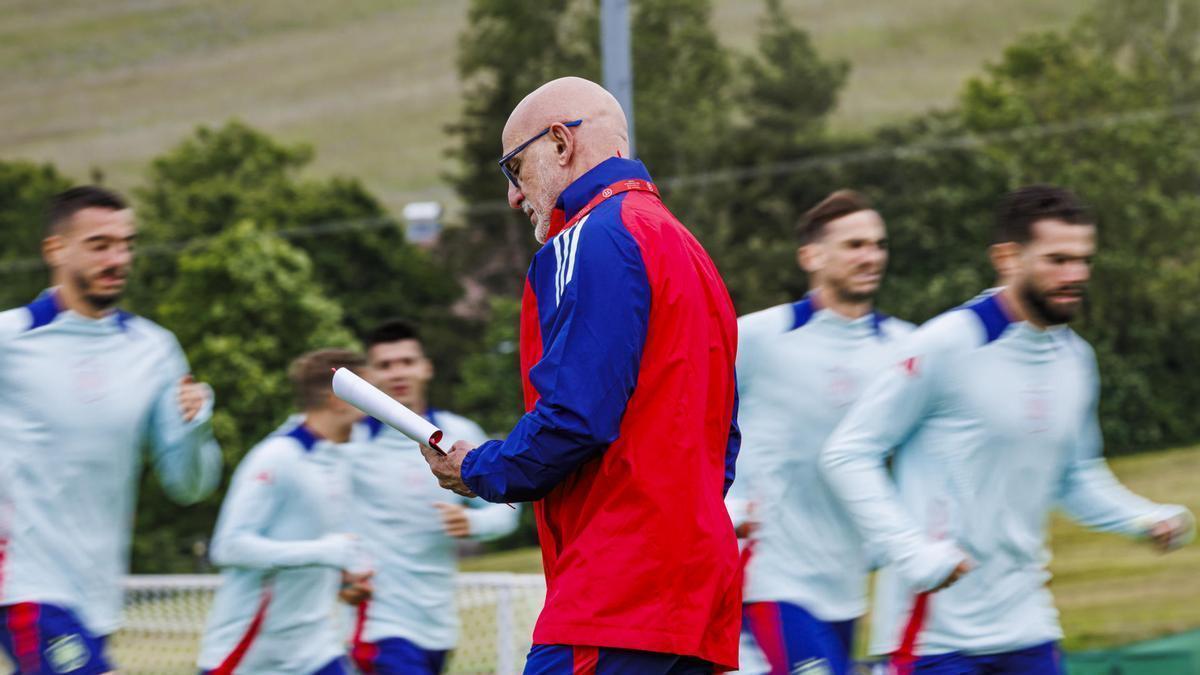 Luis de la Fuente durante el entrenamiento del conjunto español de fútbol en Der Öschberghof.